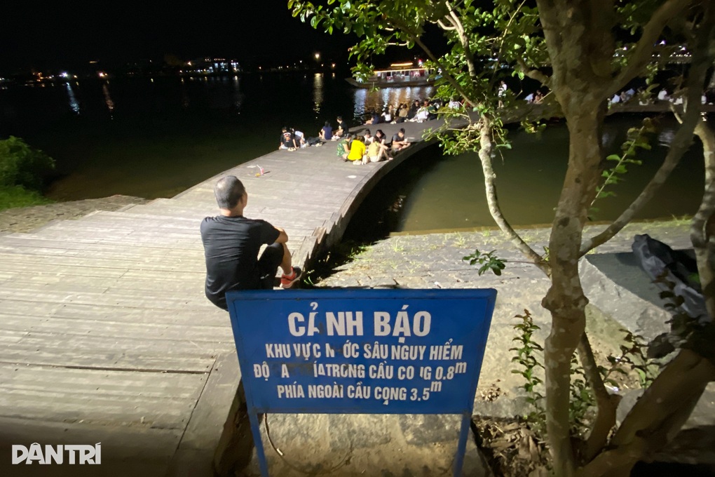 Thiếu niên 15 tuổi đuối nước tại khu vực Bến Me trên sông Hương - 2 Thiếu niên 15 tuổi đuối nước tại khu vực Bến Me trên sông Hương - 2