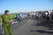 Xe máy cán phải đinh, hai mẹ con tử nạn 