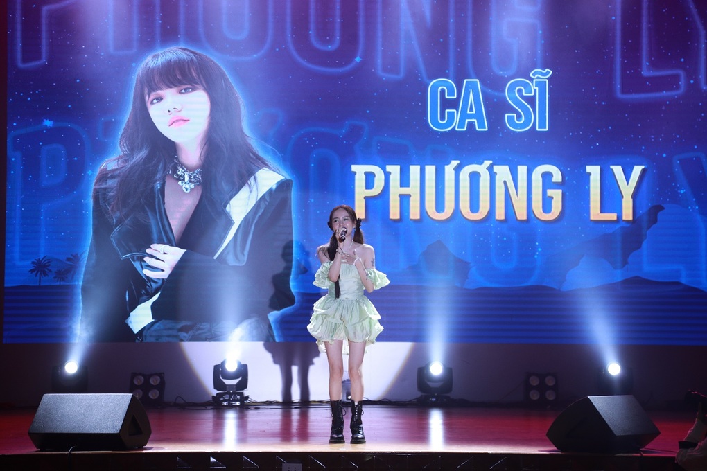 Bùng nổ đêm nhạc chào tân sinh viên tại Học viện Báo chí và Tuyên truyền - 5 Bùng nổ đêm nhạc chào tân sinh viên tại Học viện Báo chí và Tuyên truyền - 5