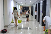 Lùm xùm Osaka Complex: Dân tự đổ rác, dọn hành lang vì ban quản lý bỏ việc