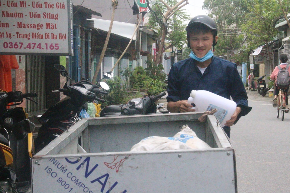 Chuyện về chuyến xe xin ve chai đặc biệt của chàng trai... “não cá vàng” - 3 Chuyện về chuyến xe xin ve chai đặc biệt của chàng trai... “não cá vàng” - 3