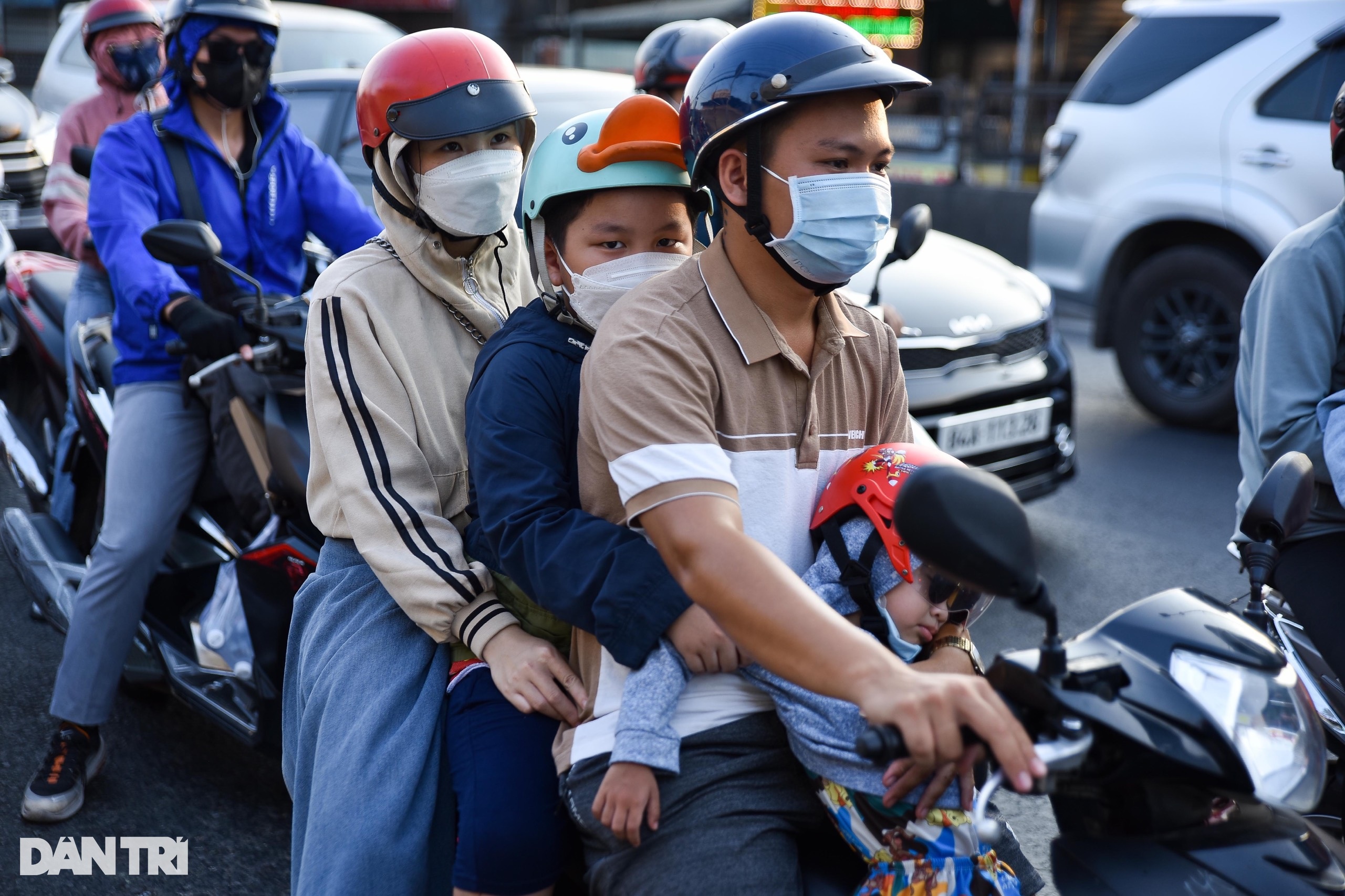 Người dân trở lại TPHCM sau kỳ nghỉ lễ, các cửa ngõ kẹt xe kéo dài - 6