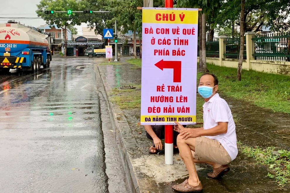 Người Đà Nẵng đội mưa treo biển hướng dẫn đường người dân về quê - 5 Người Đà Nẵng đội mưa treo biển hướng dẫn đường người dân về quê - 5