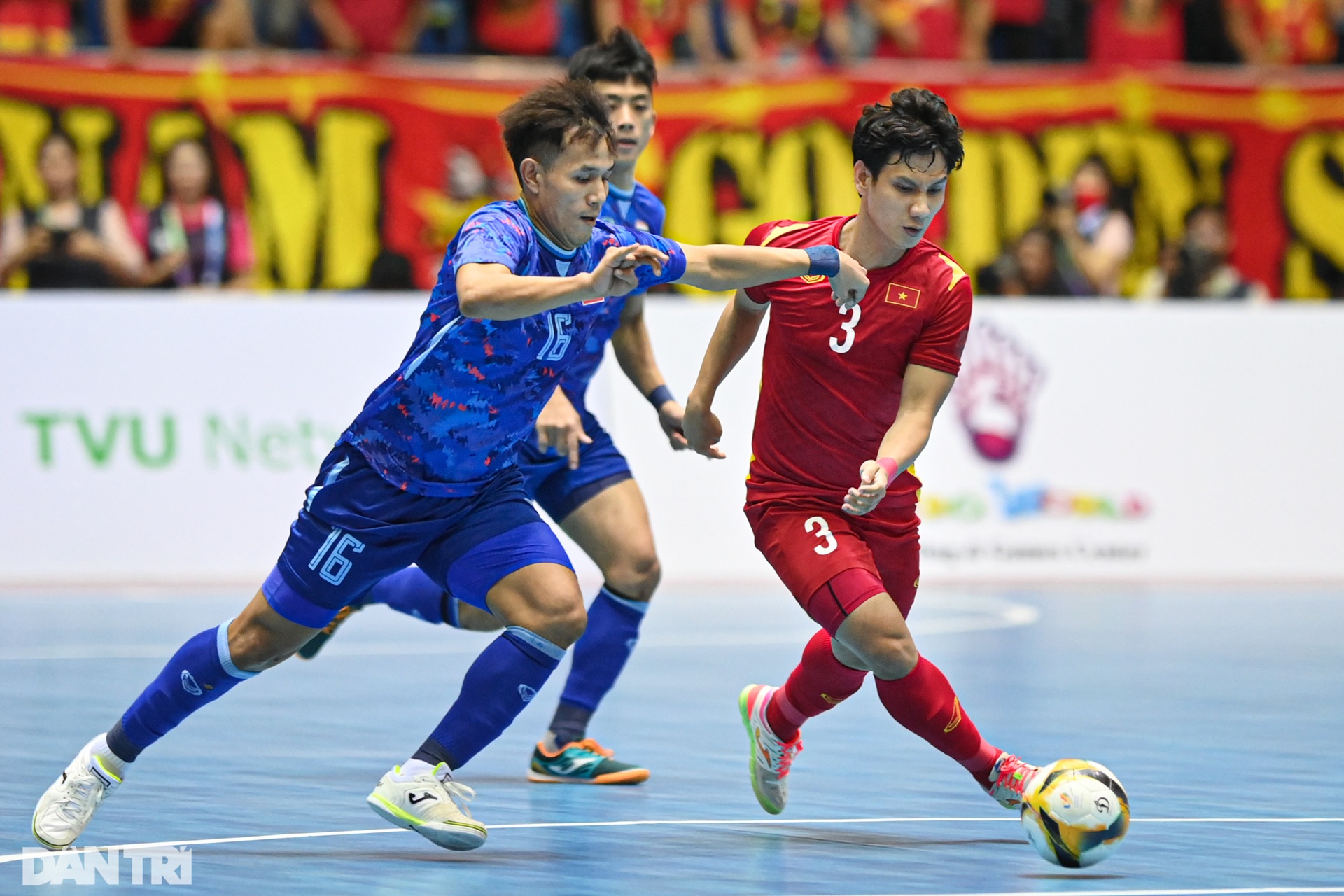 Thắng futsal Việt Nam, cầu thủ Thái Lan nhảy múa, ăn mừng đầy phấn khích - 8 Thắng futsal Việt Nam, cầu thủ Thái Lan nhảy múa, ăn mừng đầy phấn khích - 8