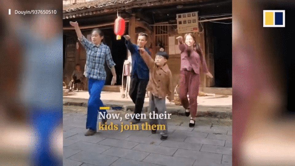 Video vợ chồng nông dân nhảy múa trước khi làm đồng, thu hút triệu lượt xem - 3 Video vợ chồng nông dân nhảy múa trước khi làm đồng, thu hút triệu lượt xem - 3