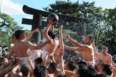 Cởi trần đóng khố tranh nhau quả bóng của thần Rồng trong lễ hội Tamaseseri