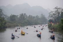 Hàng vạn người dân và du khách đội mưa về khai hội chùa Hương