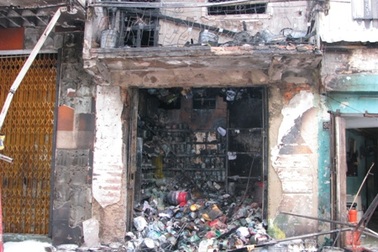 Cửa hàng sơn cháy rụi lúc sáng sớm