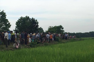 Tá hỏa phát hiện người phụ nữ cùng chiếc xe máy cháy rụi