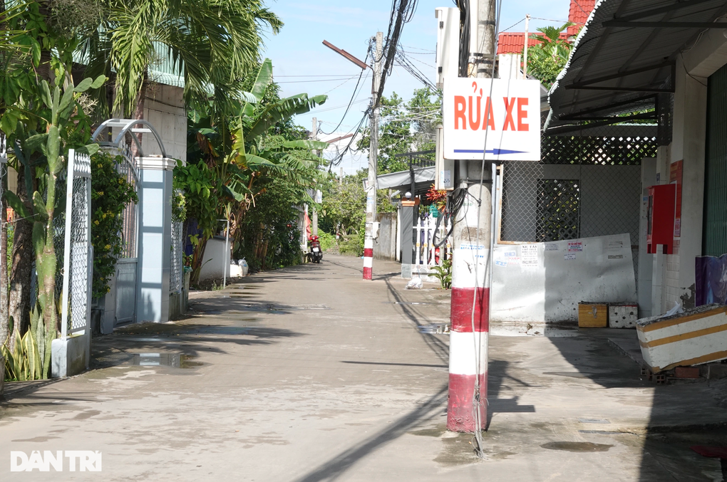 Nhiều cột điện ở Cần Thơ nằm chơ vơ giữa đường đi - 2 Nhiều cột điện ở Cần Thơ nằm chơ vơ giữa đường đi - 2
