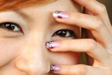 Làm đẹp móng bằng hoa khô 