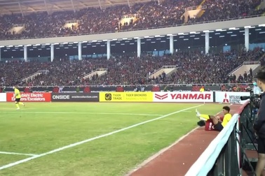Góc quay từ đường pitch cho thấy rõ lý do cầu thủ Malaysia phải lĩnh thẻ đỏ