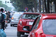 Hà Nội: Nhan nhản ô tô dừng đỗ trái phép dọc tuyến buýt nhanh BRT