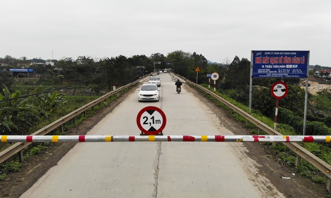 Cầu Đoan Hùng xuống cấp nghiêm trọng, người dân “chật vật” đi bộ qua cầu - 11 Cầu Đoan Hùng xuống cấp nghiêm trọng, người dân “chật vật” đi bộ qua cầu - 11
