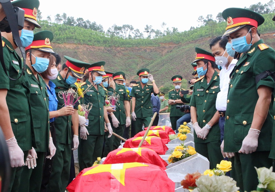 Thiêng liêng giây phút đón các anh về với đất mẹ - 8 Thiêng liêng giây phút đón các anh về với đất mẹ - 8