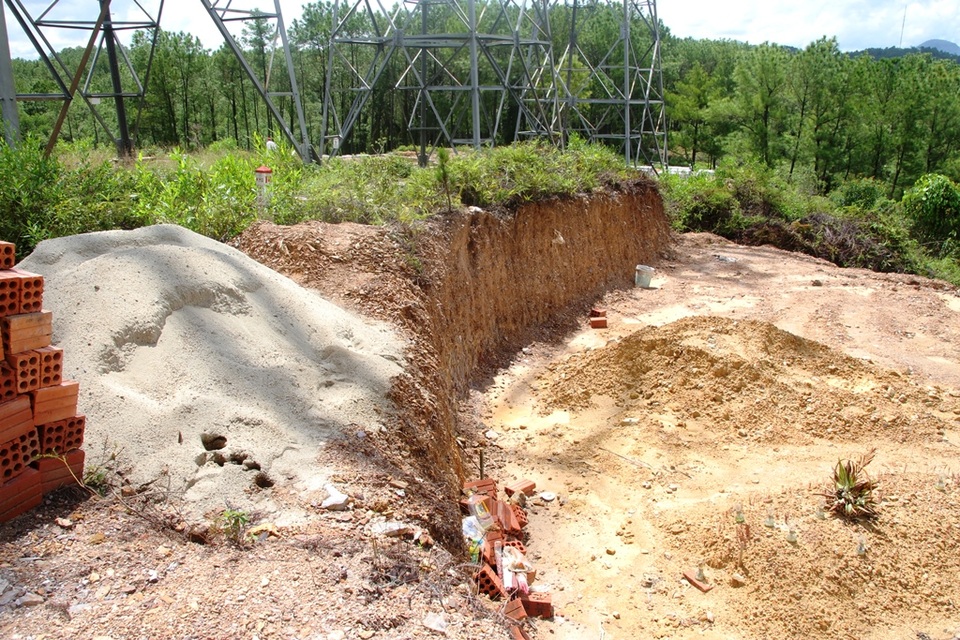 Chân cột điện 500KV bị gặm sát, lãnh đạo truyền tải điện nói... không sao - 8 Chân cột điện 500KV bị gặm sát, lãnh đạo truyền tải điện nói... không sao - 8