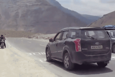 Bí ẩn ở ngọn đồi "kỳ lạ": Nơi ô tô tắt máy vẫn tự lên dốc