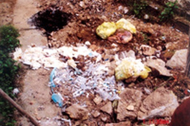 Hình ảnh rợn người về rác thải bệnh viện