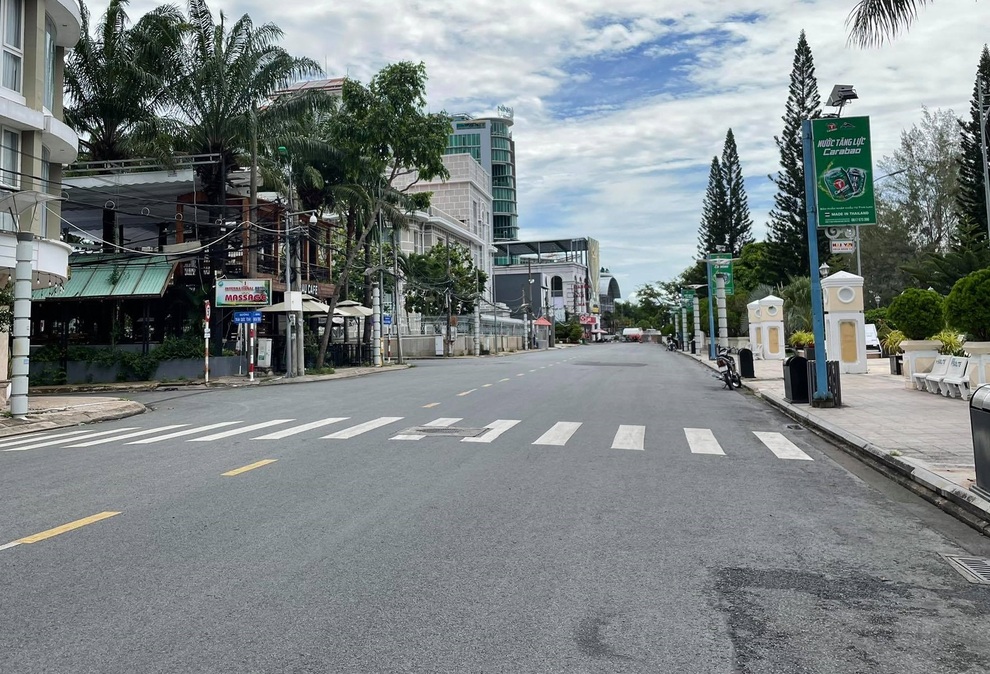 Ngày đầu thực hiện Chỉ thị 16: Đường Miền Tây vắng vẻ, hàng quán im lìm - 2 Ngày đầu thực hiện Chỉ thị 16: Đường Miền Tây vắng vẻ, hàng quán im lìm - 2