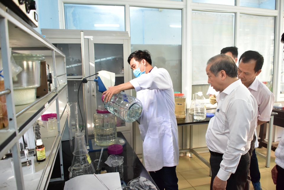 Chủ tịch tỉnh đầu tư thêm máy cho giảng viên làm nước rửa tay miễn phí - 2 Chủ tịch tỉnh đầu tư thêm máy cho giảng viên làm nước rửa tay miễn phí - 2