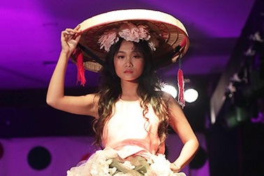 Ngắm thời trang từ nón quai thao, chuồng gà độc đáo của học sinh Hà Nội