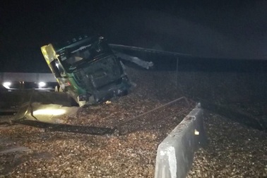 Xe container lật nghiêng, gỗ dăm đổ tràn đường dọn suốt đêm không hết