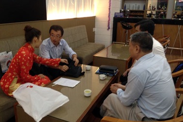 Giám đốc công ty Nhật cảm kích vì được trả lại chiếc túi bỏ quên