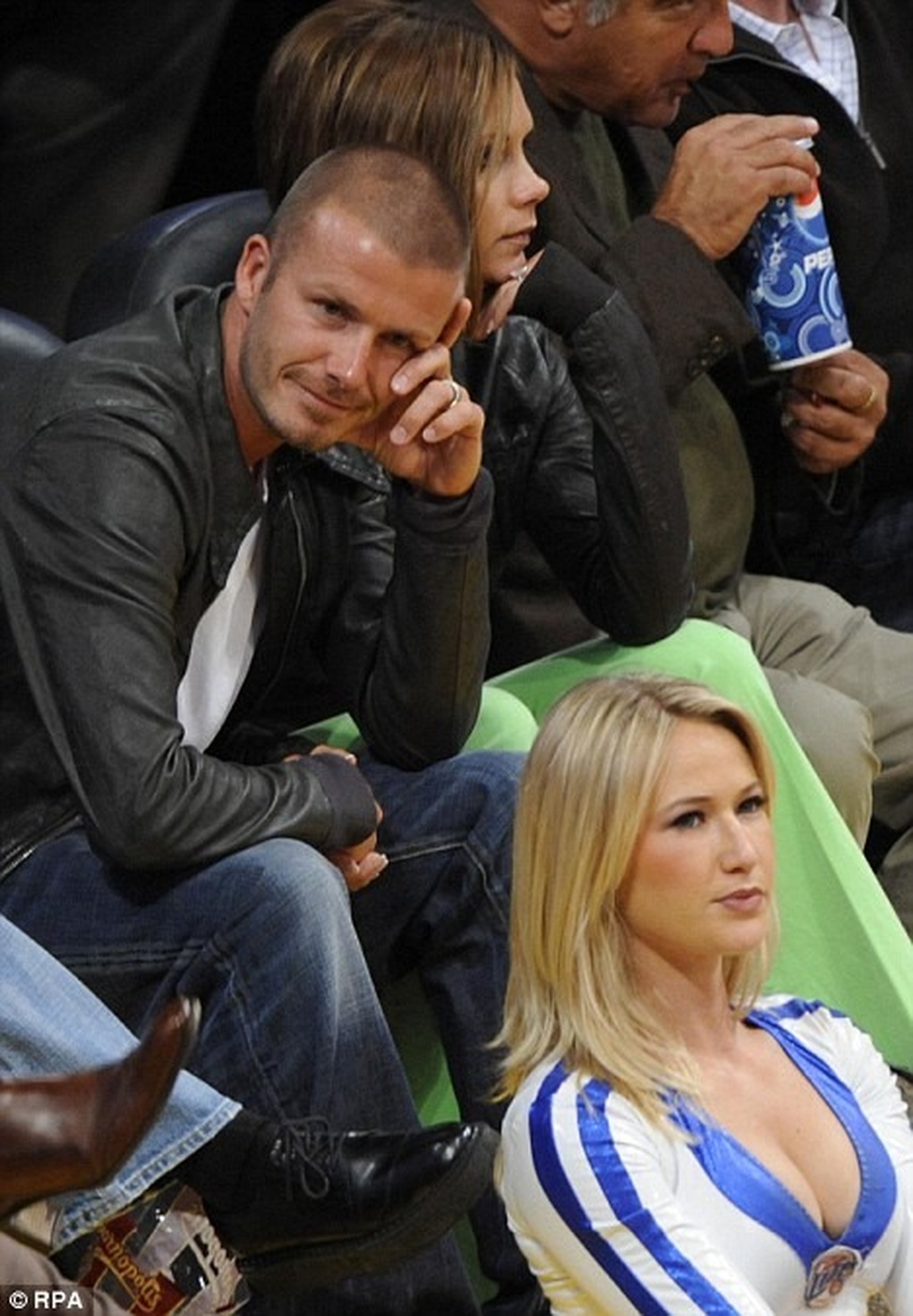 David Beckham khốn khổ vì các nàng hoạt náo viên - 1 David Beckham khốn khổ vì các nàng hoạt náo viên - 1