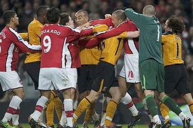 Arsenal đối diện với án phạt nặng từ FA