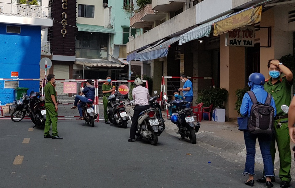 Phong tỏa một khu chung cư có người nghi mắc Covid-19 - 7 Phong tỏa một khu chung cư có người nghi mắc Covid-19 - 7