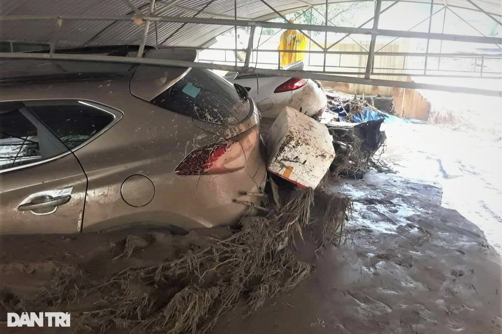 Lớp bùn dày cả mét vùi ô tô, lấp kín nhà cửa - 3 Lớp bùn dày cả mét vùi ô tô, lấp kín nhà cửa - 3