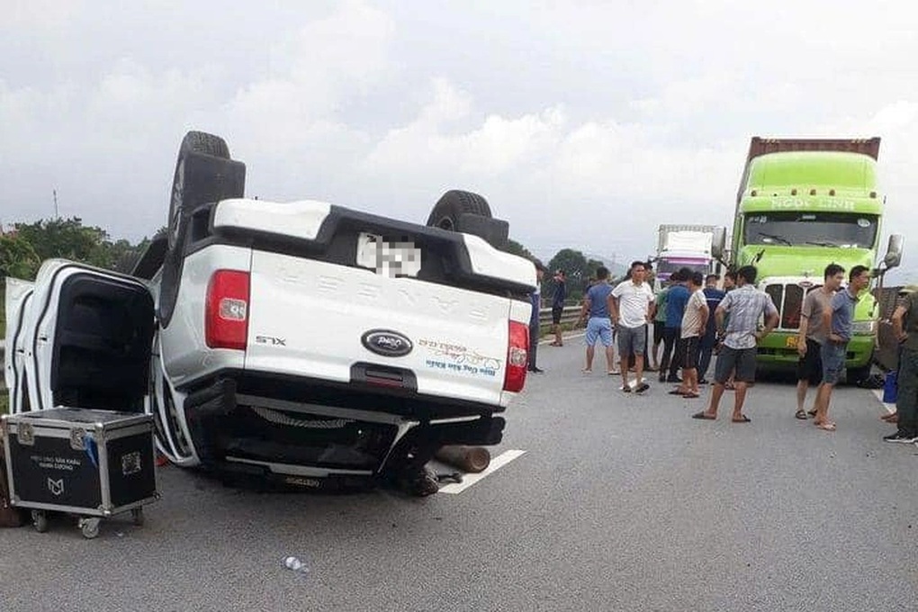 Xe bán tải bị lật, cao tốc Quốc lộ 45 - Nghi Sơn ùn tắc hơn 1km - 1 Xe bán tải bị lật, cao tốc Quốc lộ 45 - Nghi Sơn ùn tắc hơn 1km - 1