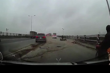 Tài xế xe mất lái gây tai nạn nghiêm trọng trên cầu, nhiều người "vạ lây"