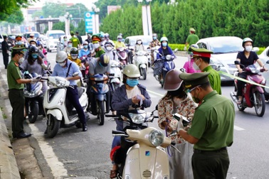Giao thông vẫn đông đúc dù TP Hà Nội liên tục tăng cường kiểm soát