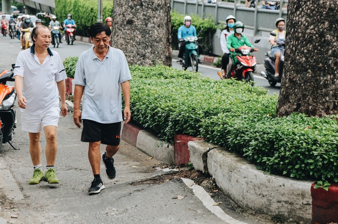 Sau vụ cây xanh bật gốc đè chết người: Vẫn còn nhiều cây đã già cỗi có rễ lộ thiên, nhánh vươn ra mặt đường ở Sài Gòn - Ảnh 14.