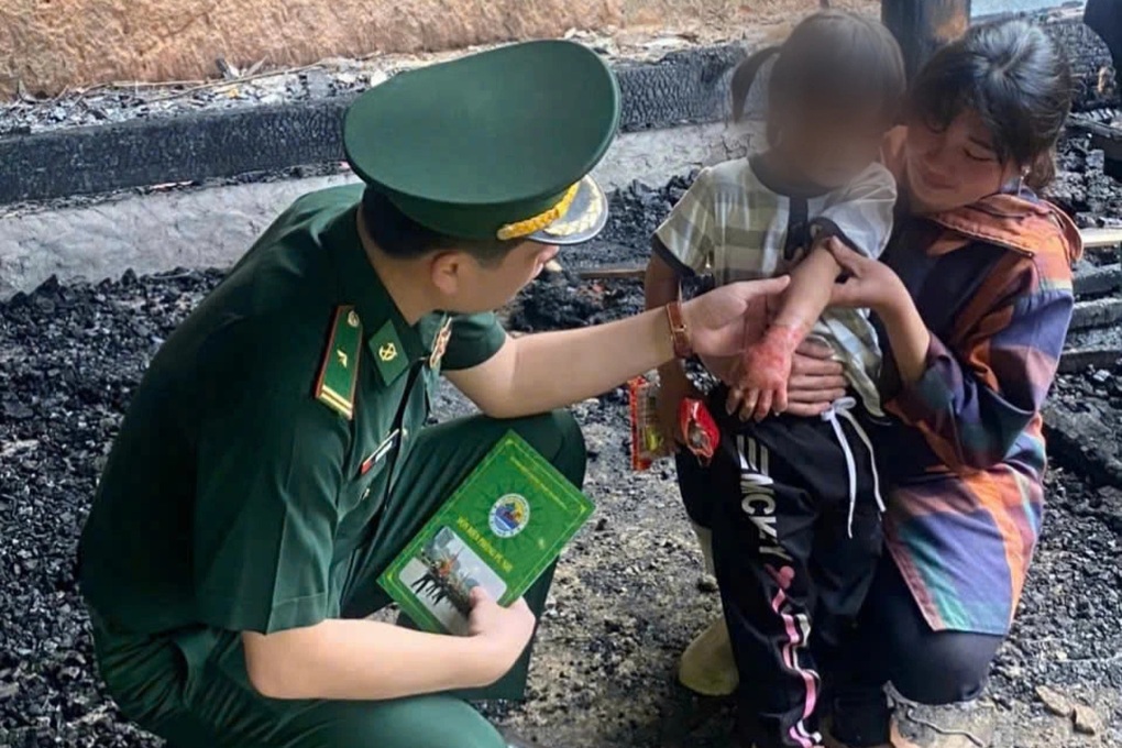 Giải cứu cháu bé 4 tuổi mắc kẹt trong căn nhà cháy - 1 Giải cứu cháu bé 4 tuổi mắc kẹt trong căn nhà cháy - 1