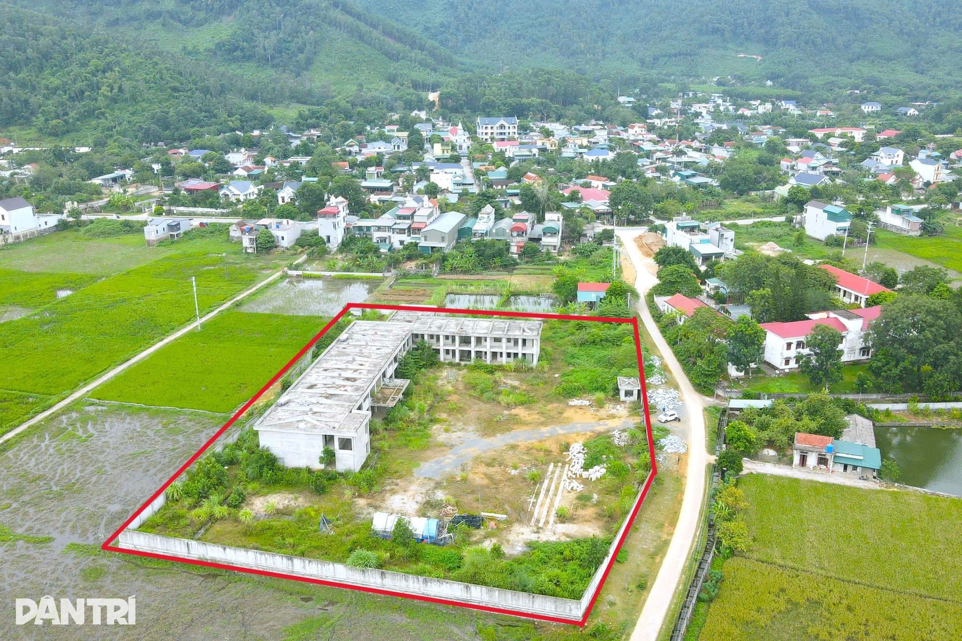 Dự án trường mầm non gần 30 tỷ đồng ở Thanh Hóa dang dở, cỏ dại mọc um tùm - 1