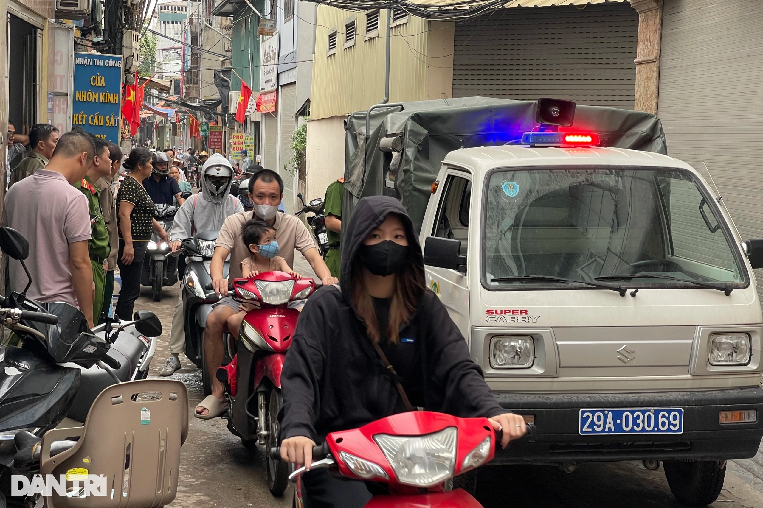 Vụ cháy 3 người chết ở Hà Nội: Các tầng có ô thoát nạn nhưng không kịp mở - 3 Vụ cháy 3 người chết ở Hà Nội: Các tầng có ô thoát nạn nhưng không kịp mở - 3