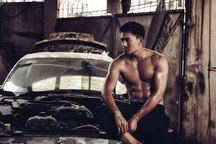 Người mẫu Hiếu Nguyễn khoe vẻ đẹp nam tính