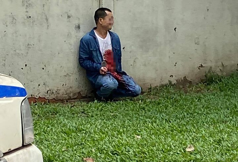 Người đàn ông dùng hung khí tự đâm lòi ruột - 1