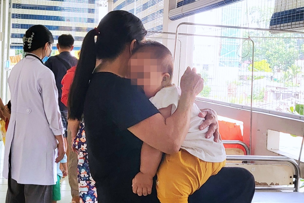 4 trẻ mắc tay chân miệng tử vong tại TPHCM, 14 ca đang nguy kịch - 3 4 trẻ mắc tay chân miệng tử vong tại TPHCM, 14 ca đang nguy kịch - 3