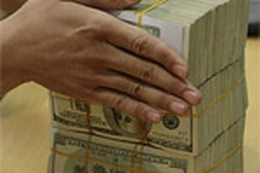 Vàng giảm thêm 10.000 đồng/chỉ, USD đứng giá