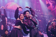 Quán quân Giọng hát Việt Đức Phúc tái xuất sôi động