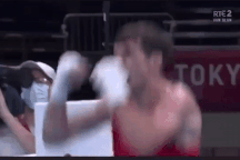 Dở khóc dở cười với VĐV ăn mừng điên cuồng và nhận cái kết đắng