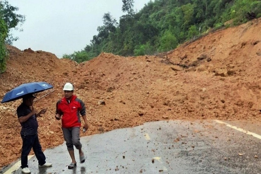 Nước lũ ngập mênh mông, đất đá bịt kín đường sau nhiều ngày mưa lớn - 9 Nước lũ ngập mênh mông, đất đá bịt kín đường sau nhiều ngày mưa lớn - 9