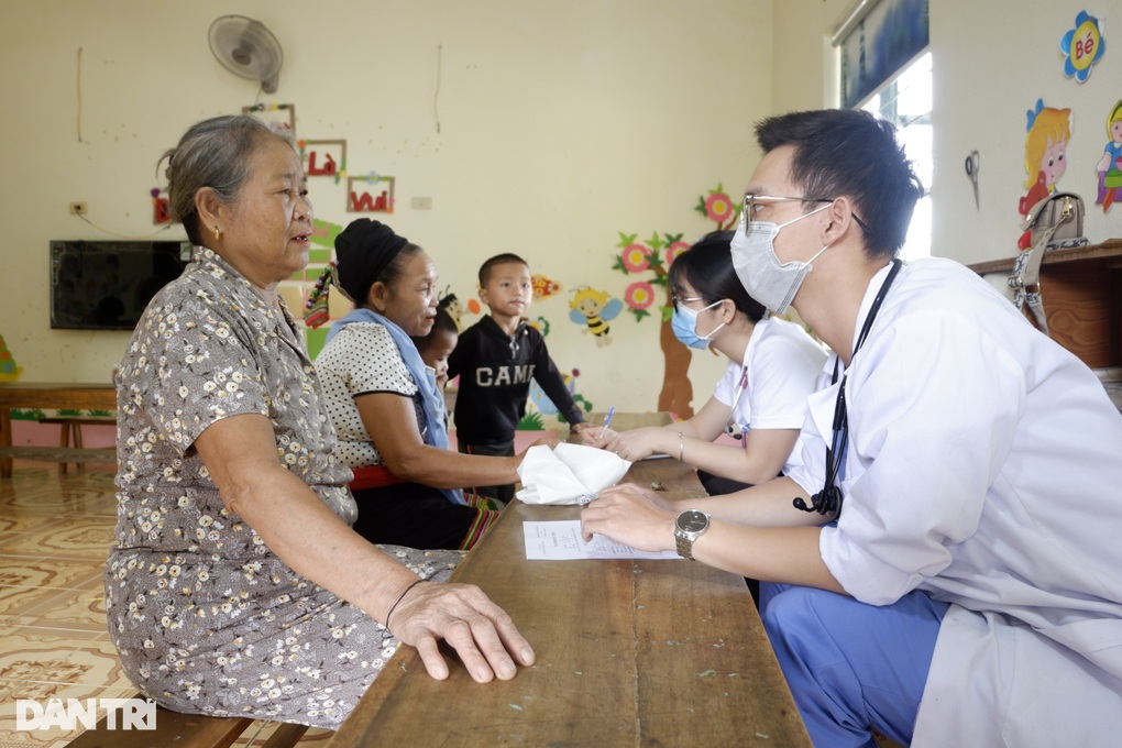 Người dân xã nghèo vui mừng khi được khám bệnh, nhận thuốc miễn phí - 6 Người dân xã nghèo vui mừng khi được khám bệnh, nhận thuốc miễn phí - 6