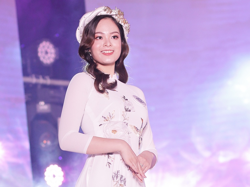 Tân Hoa khôi Báo chí bật khóc trong giây phút đăng quang - 5 Tân Hoa khôi Báo chí bật khóc trong giây phút đăng quang - 5