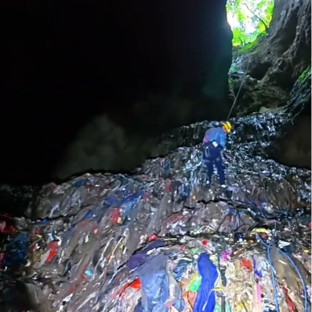 Hang động nổi tiếng bốc mùi hôi thối: Núi rác cao bằng nhà 7 tầng ở trong - 1 Hang động nổi tiếng bốc mùi hôi thối: Núi rác cao bằng nhà 7 tầng ở trong - 1