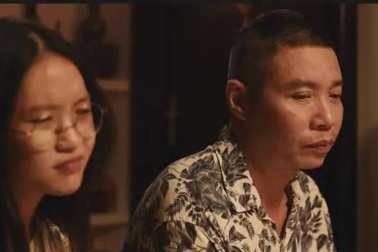 Xúc động hình ảnh NSND Công Lý vượt qua đột quỵ trong phim của con gái