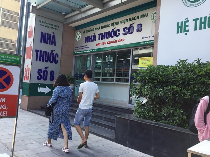 Nhà thuốc số 8 của BV Bạch Mai bị tố bán thuốc rởm với viên con nhộng bám đầy bột, khẽ động vào tách làm đôi: Bệnh viện nói gì? - Ảnh 4. Nhà thuốc số 8 của BV Bạch Mai bị tố bán thuốc rởm với viên con nhộng bám đầy bột, khẽ động vào tách làm đôi: Bệnh viện nói gì? - Ảnh 4.